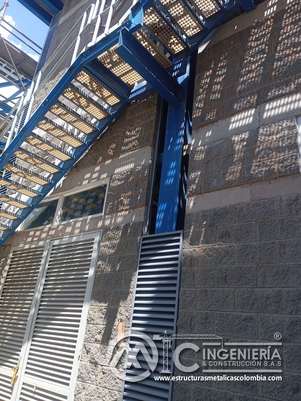 Trabajador en andamio instalando persiana metálica vertical del Edificio eléctrico CCM - Brinsa en Bogotá, Colombia. Montajes, Ingeniería y Construcción. MIC SAS.