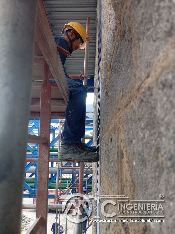 Persiana metálica de ventilación bajo cubierta exterior del Edificio eléctrico CCM - Brinsa en Bogotá, Colombia. Montajes, Ingeniería y Construcción. MIC SAS.