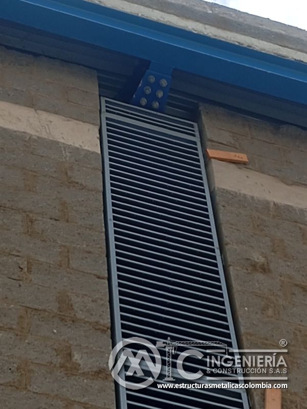 Persiana vertical de ventilación instalada en fachada industrial del Edificio eléctrico CCM - Brinsa en Bogotá, Colombia. Montajes, Ingeniería y Construcción. MIC SAS.
