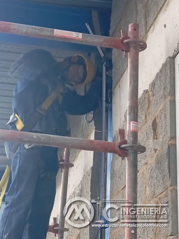 Andamio auxiliar junto a persiana vertical y fachada del Edificio eléctrico CCM - Brinsa en Bogotá, Colombia. Montajes, Ingeniería y Construcción. MIC SAS.
