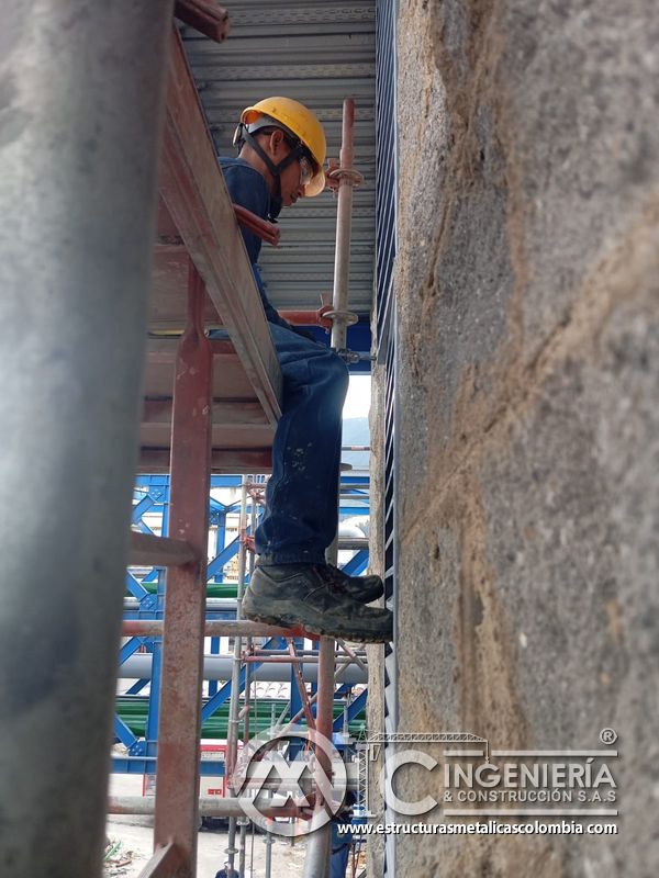 Persiana vertical de ventilación instalada en fachada industrial del Edificio eléctrico CCM - Brinsa en Bogotá, Colombia. Montajes, Ingeniería y Construcción. MIC SAS.