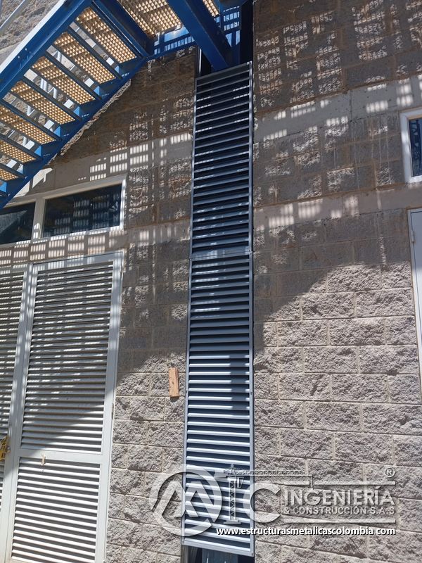 Trabajador en andamio instalando persiana metálica vertical del Edificio eléctrico CCM - Brinsa en Bogotá, Colombia. Montajes, Ingeniería y Construcción. MIC SAS.