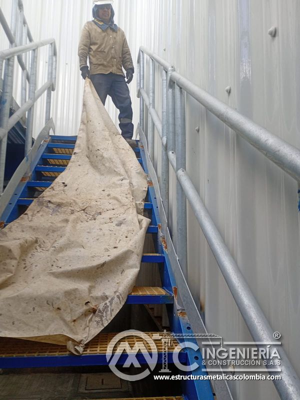 Escalera metálica con barandas y piso de rejilla industrial del Edificio eléctrico CCM - Brinsa en Bogotá, Colombia. Montajes, Ingeniería y Construcción. MIC SAS.