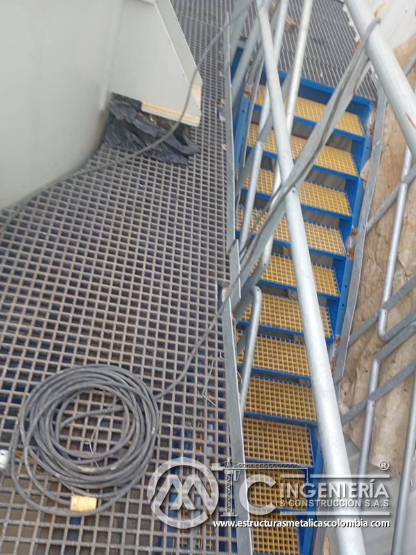 Escalera metálica con barandas y piso de rejilla industrial del Edificio eléctrico CCM - Brinsa en Bogotá, Colombia. Montajes, Ingeniería y Construcción. MIC SAS.