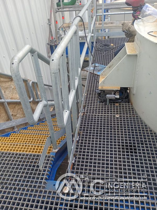 Piso de rejilla metálica junto a barandas y pasamanos del Edificio eléctrico CCM - Brinsa en Bogotá, Colombia. Montajes, Ingeniería y Construcción. MIC SAS.