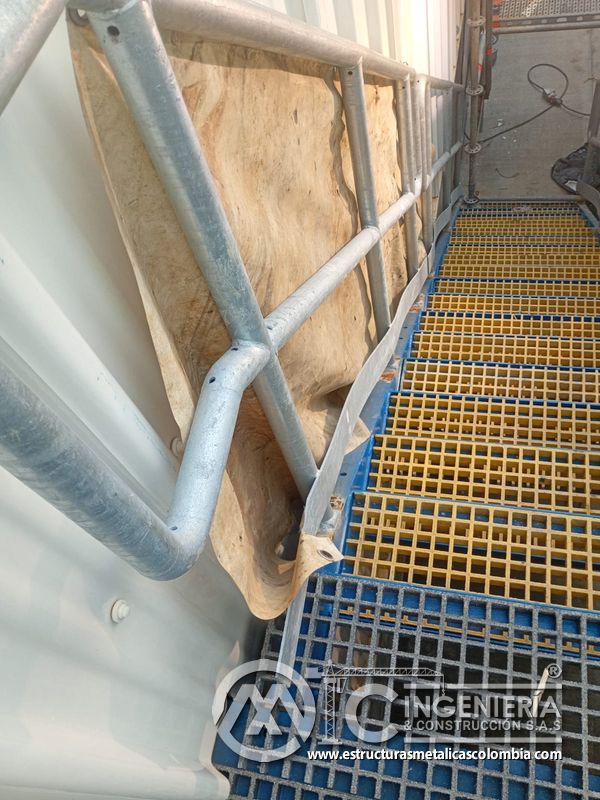 Piso de rejilla metálica en descanso de escalera del Edificio eléctrico CCM - Brinsa en Bogotá, Colombia. Montajes, Ingeniería y Construcción. MIC SAS.