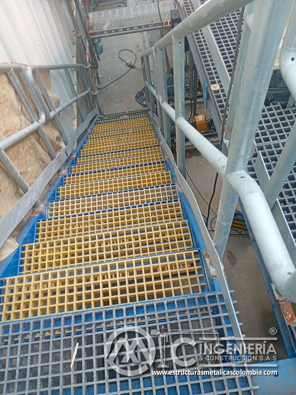 Peldaños de rejilla antideslizante en escalera industrial del Edificio eléctrico CCM - Brinsa en Bogotá, Colombia. Montajes, Ingeniería y Construcción. MIC SAS.