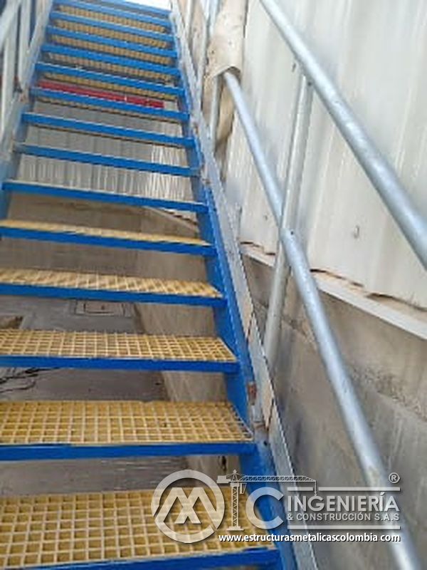 Barandas y pasamanos sobre escalera metálica industrial del Edificio eléctrico CCM - Brinsa en Bogotá, Colombia. Montajes, Ingeniería y Construcción. MIC SAS.