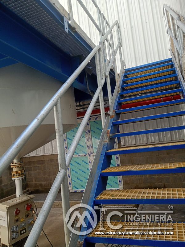Escalera industrial con peldaños de rejilla y barandas del Edificio eléctrico CCM - Brinsa en Bogotá, Colombia. Montajes, Ingeniería y Construcción. MIC SAS.