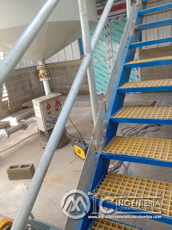 Peldaños de rejilla antideslizante en escalera industrial del Edificio eléctrico CCM - Brinsa en Bogotá, Colombia. Montajes, Ingeniería y Construcción. MIC SAS.