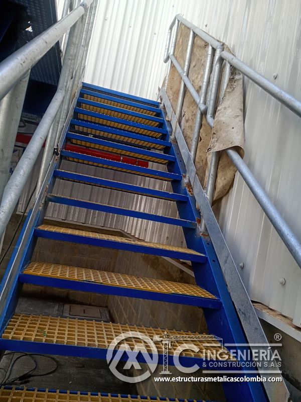 Barandas y pasamanos sobre escalera metálica industrial del Edificio eléctrico CCM - Brinsa en Bogotá, Colombia. Montajes, Ingeniería y Construcción. MIC SAS.