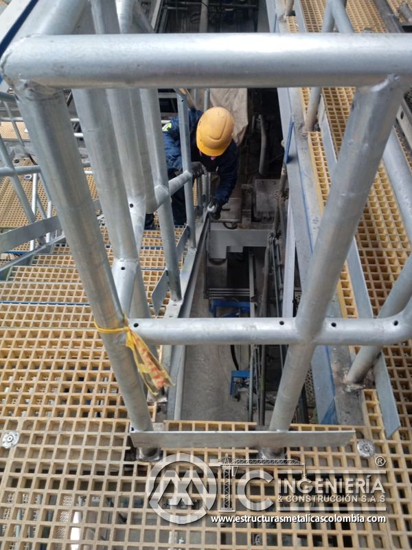 Pasarela con barandas metálicas y piso de rejilla del Edificio eléctrico CCM - Brinsa en Bogotá, Colombia. Montajes, Ingeniería y Construcción. MIC SAS.