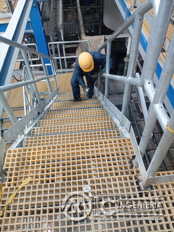 Piso de rejilla con barandas y estructura de soporte del Edificio eléctrico CCM - Brinsa en Bogotá, Colombia. Montajes, Ingeniería y Construcción. MIC SAS.