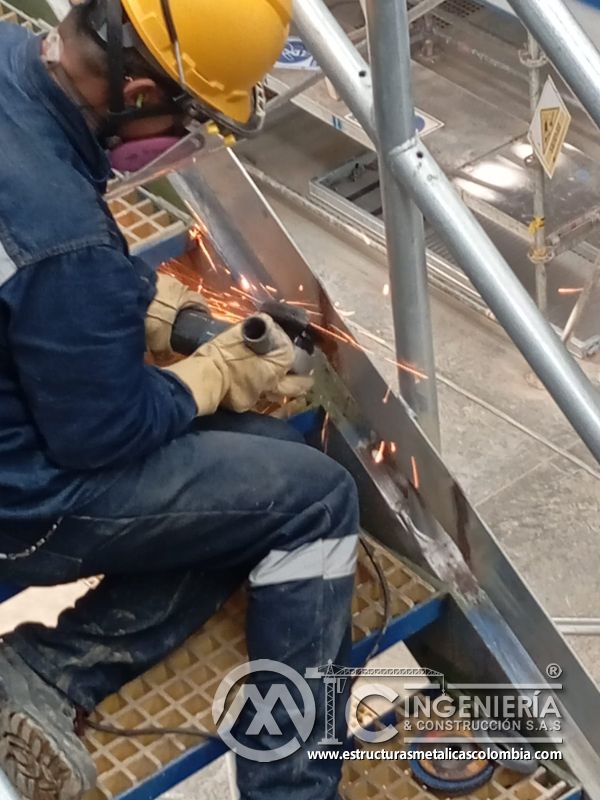 Trabajador soldando o ajustando baranda en plataforma del Edificio eléctrico CCM - Brinsa en Bogotá, Colombia. Montajes, Ingeniería y Construcción. MIC SAS.