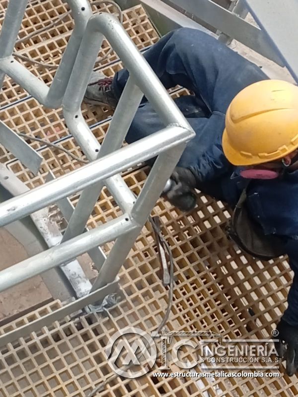 Piso de rejilla con barandas y estructura de soporte del Edificio eléctrico CCM - Brinsa en Bogotá, Colombia. Montajes, Ingeniería y Construcción. MIC SAS.