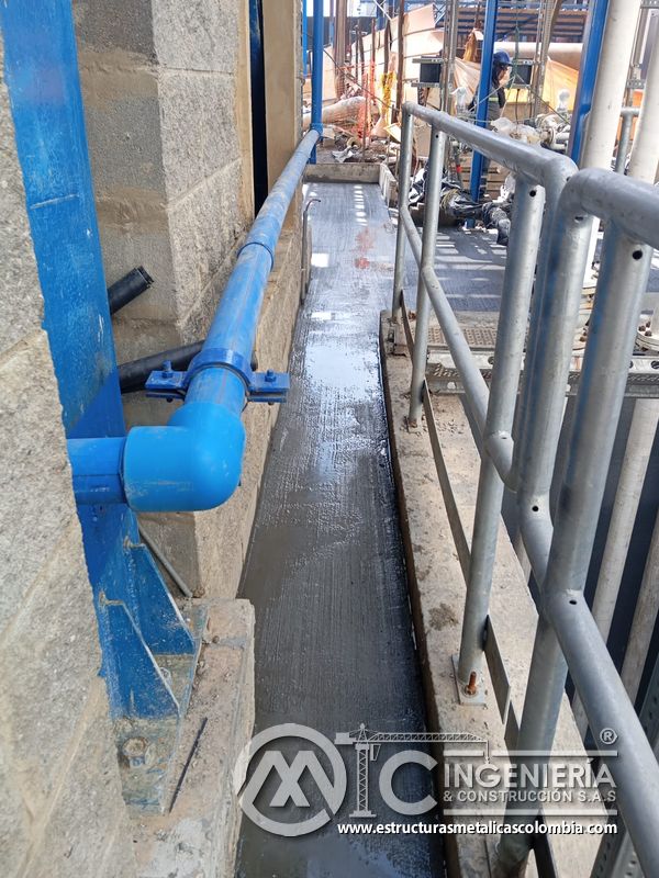 Persiana vertical de ventilación con andamio auxiliar exterior del Edificio eléctrico CCM - Brinsa en Bogotá, Colombia. Montajes, Ingeniería y Construcción. MIC SAS.