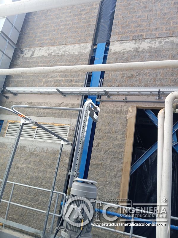 Trabajador en andamio instalando persiana metálica vertical del Edificio eléctrico CCM - Brinsa en Bogotá, Colombia. Montajes, Ingeniería y Construcción. MIC SAS.