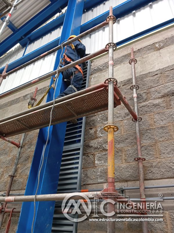 Fachada industrial con persiana de ventilación y soporte del Edificio eléctrico CCM - Brinsa en Bogotá, Colombia. Montajes, Ingeniería y Construcción. MIC SAS.