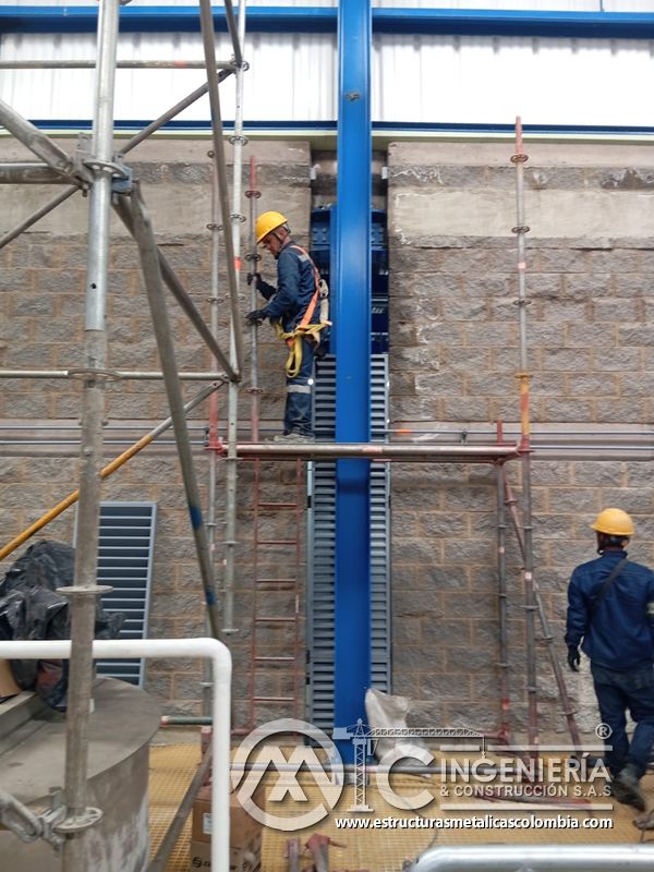 Persiana vertical de ventilación con andamio auxiliar exterior del Edificio eléctrico CCM - Brinsa en Bogotá, Colombia. Montajes, Ingeniería y Construcción. MIC SAS.
