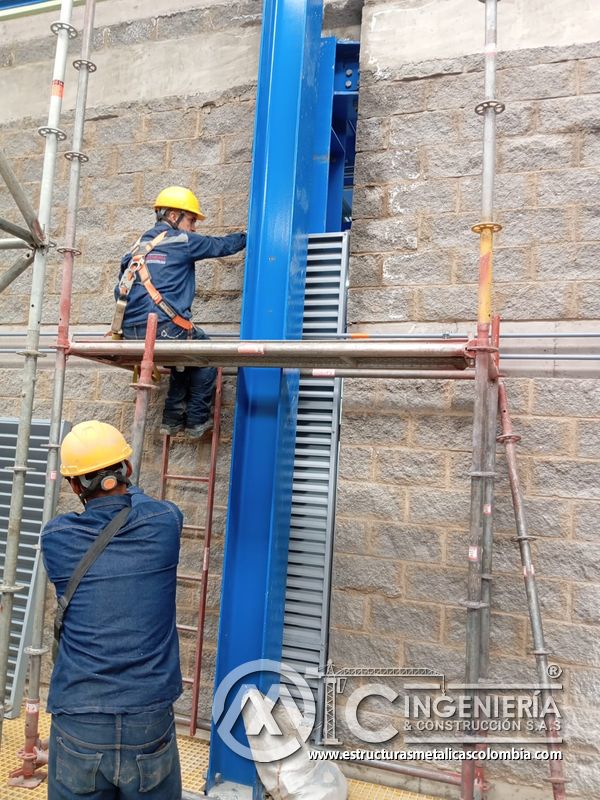 Trabajador en andamio instalando persiana metálica vertical del Edificio eléctrico CCM - Brinsa en Bogotá, Colombia. Montajes, Ingeniería y Construcción. MIC SAS.