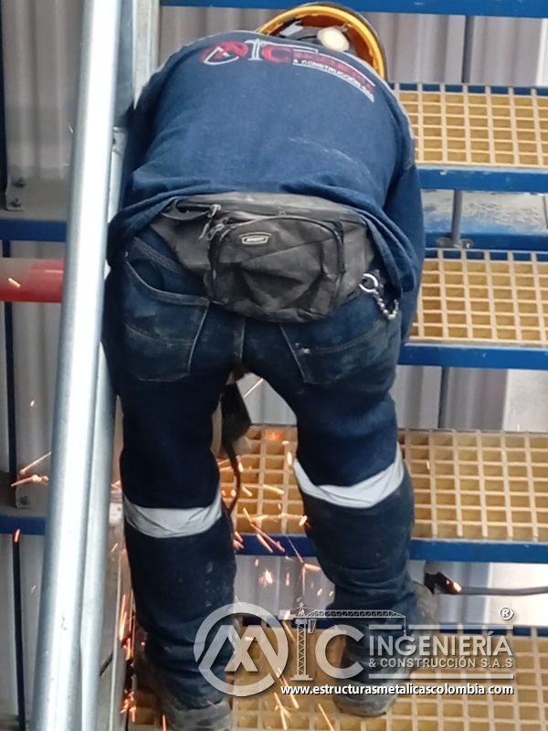 Escalera industrial con barandas y piso de rejilla del Edificio eléctrico CCM - Brinsa en Bogotá, Colombia. Montajes, Ingeniería y Construcción. MIC SAS.