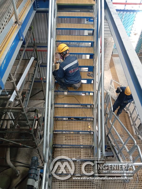 Cuadrilla junto a escalera metálica y pasarela industrial del Edificio eléctrico CCM - Brinsa en Bogotá, Colombia. Montajes, Ingeniería y Construcción. MIC SAS.