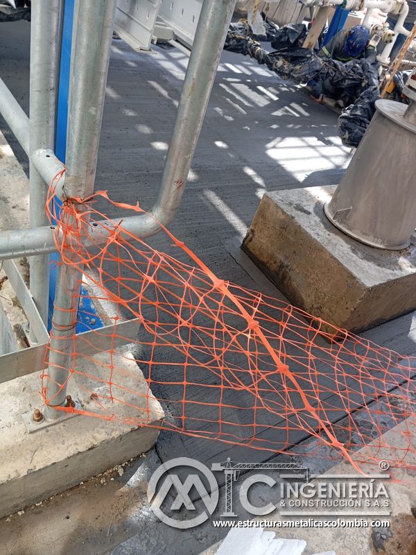 Base metálica con anclaje y protección temporal en piso del Edificio eléctrico CCM - Brinsa en Bogotá, Colombia. Montajes, Ingeniería y Construcción. MIC SAS.