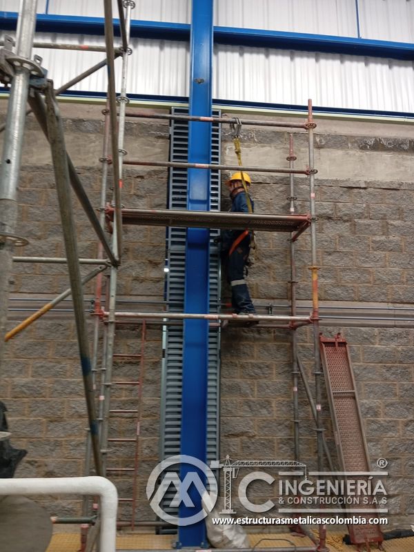 Persiana vertical de ventilación con andamio en fachada del Edificio eléctrico CCM - Brinsa en Bogotá, Colombia. Montajes, Ingeniería y Construcción. MIC SAS.
