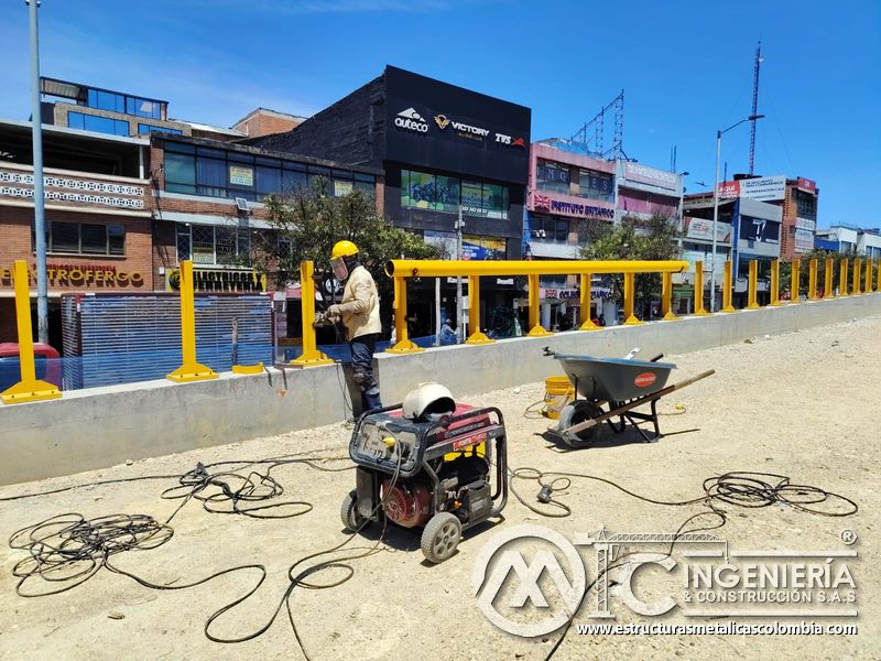 Explore la fabricación segura de baranda amarilla con generador y herramientas para el puente vehicular en Bogotá, Colombia. Montajes, Ingeniería y Construcción. MIC SAS.
