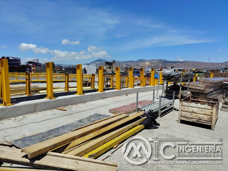 Examine soportes amarillos alineados sobre concreto entre madera y equipos para construcción del puente en Bogotá, Colombia. Montajes, Ingeniería y Construcción. MIC SAS.