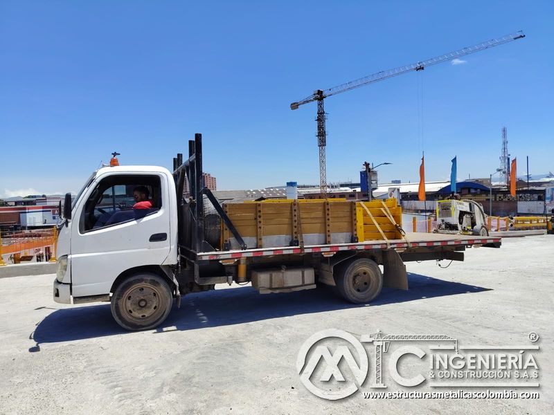 Visualice el transporte de módulos de acero y piezas en camión para abastecer el armado del puente vial en Bogotá, Colombia. Montajes, Ingeniería y Construcción. MIC SAS.