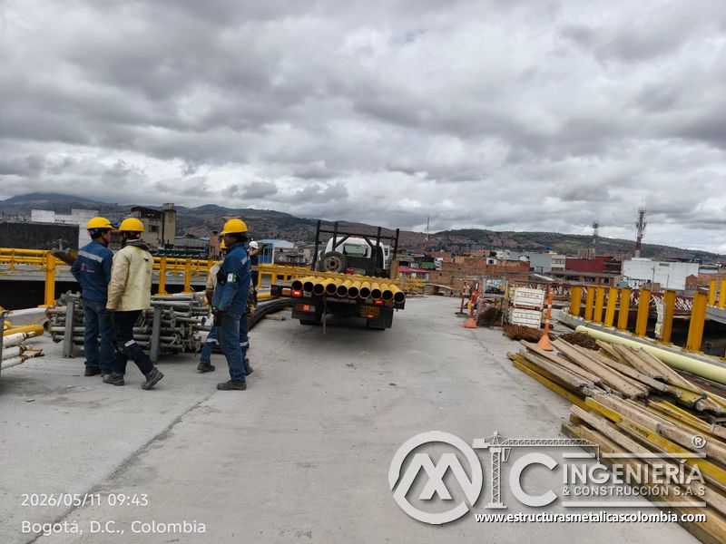 Coordine el abastecimiento de tubos desde camión entre materiales dispuestos para el montaje del puente en Bogotá, Colombia. Montajes, Ingeniería y Construcción. MIC SAS.