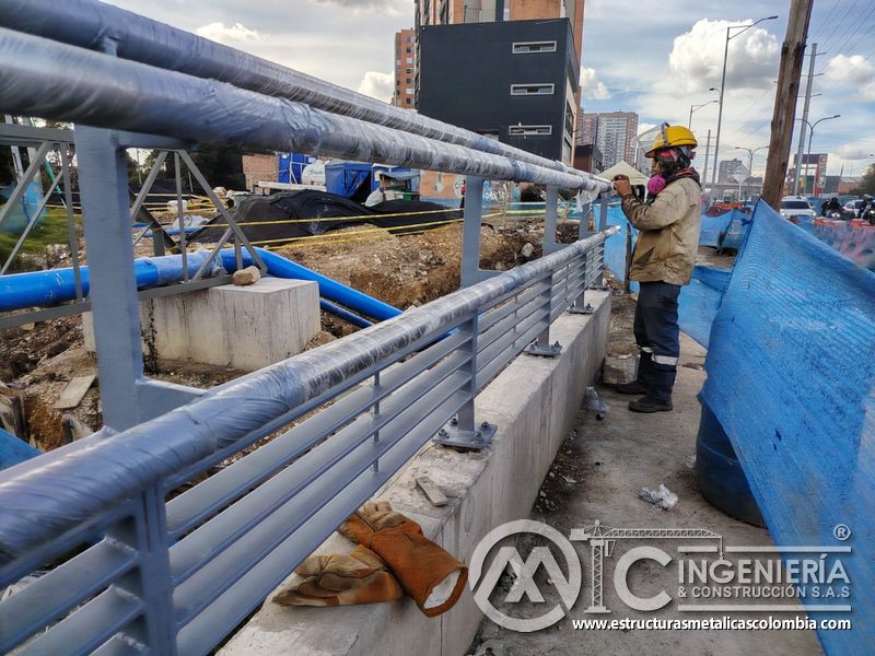 Verifique el acabado de uniones metálicas ejecutado con respirador y protección sobre pasamanos pulidos en Bogotá, Colombia. Montajes, Ingeniería y Construcción. MIC SAS.
