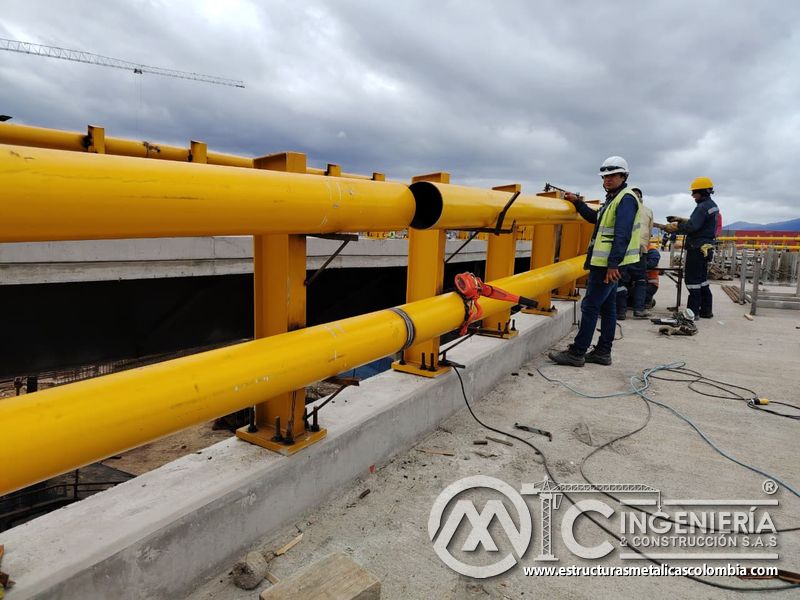 Analice el acople controlado de tubos amarillos sostenidos por un polipasto de palanca con máximo rigor en Bogotá, Colombia. Montajes, Ingeniería y Construcción. MIC SAS.