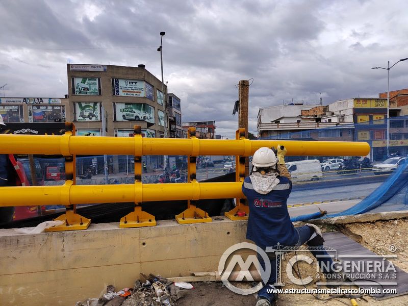 Conozca el montaje exterior de tubos y soportes firmes sobre el murete de concreto para puentes seguros en Bogotá, Colombia. Montajes, Ingeniería y Construcción. MIC SAS.