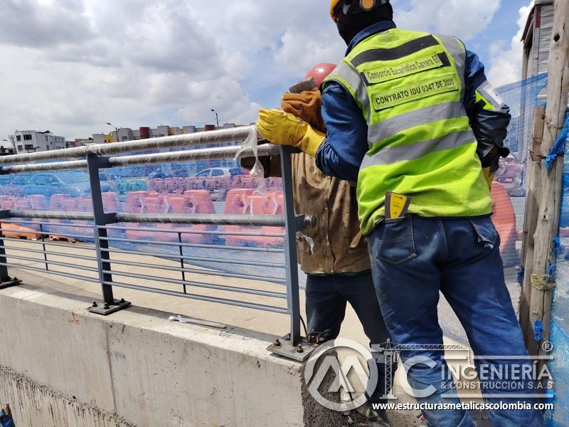 Ajuste la conexión lateral del cerramiento con revisión conjunta y posición precisa sobre su placa base en Bogotá, Colombia. Montajes, Ingeniería y Construcción. MIC SAS.