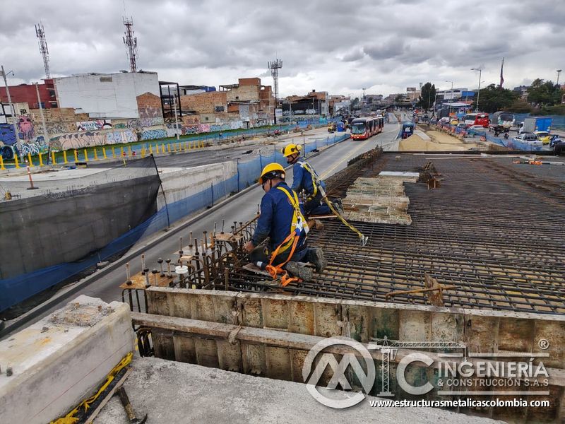 Ajuste pernos y plantillas con precisión sobre el refuerzo de la viga lateral del puente con precisión, en Bogotá, Colombia. Montajes, Ingeniería y Construcción. MIC SAS.