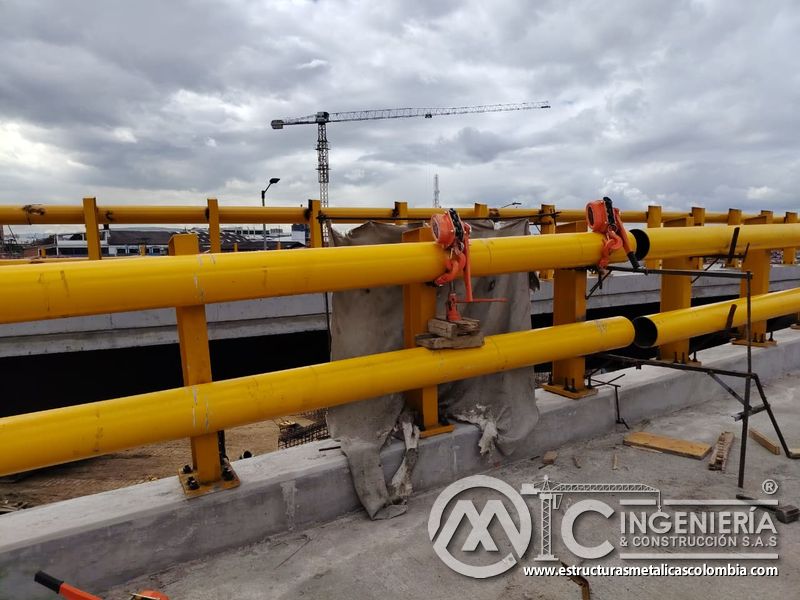 Detalle los polipastos manuales que sostienen y alinean tubos durante el acople de baranda con calidad, en Bogotá, Colombia. Montajes, Ingeniería y Construcción. MIC SAS.