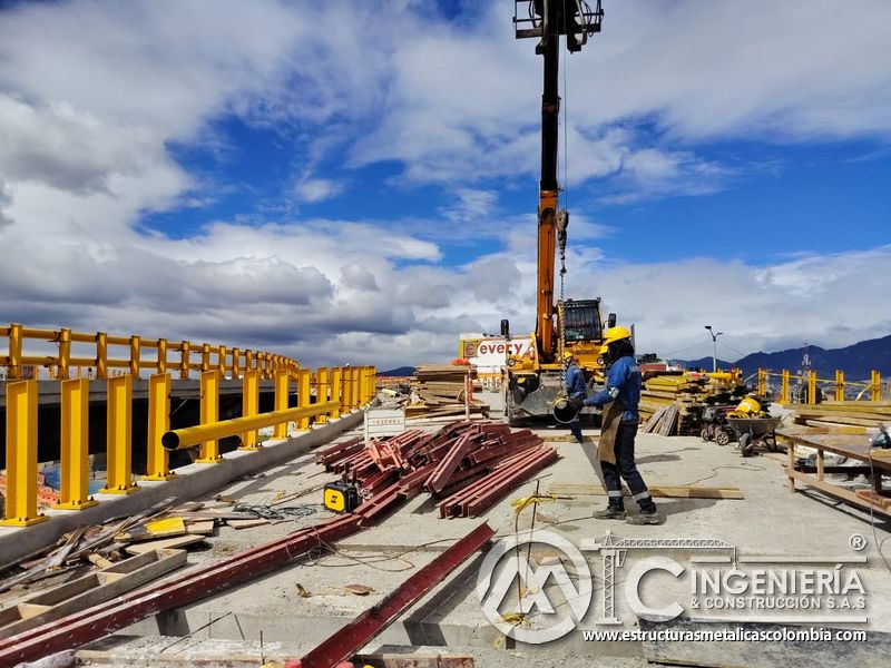 Aliste cadenas, tubos y herramientas frente al manipulador antes de iniciar el próximo proceso de izaje en Bogotá, Colombia. Montajes, Ingeniería y Construcción. MIC SAS.
