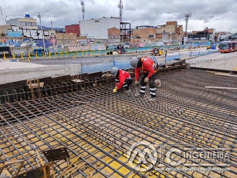 Vea cómo el amarre de varillas consolida la parrilla estructural de la futura losa vial en cada detalle en Bogotá, Colombia. Montajes, Ingeniería y Construcción. MIC SAS.