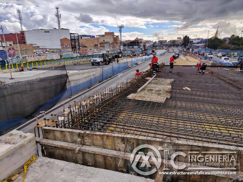 Explore el armado de acero que dará capacidad resistente a la losa y su viga de borde durante esta fase en Bogotá, Colombia. Montajes, Ingeniería y Construcción. MIC SAS.