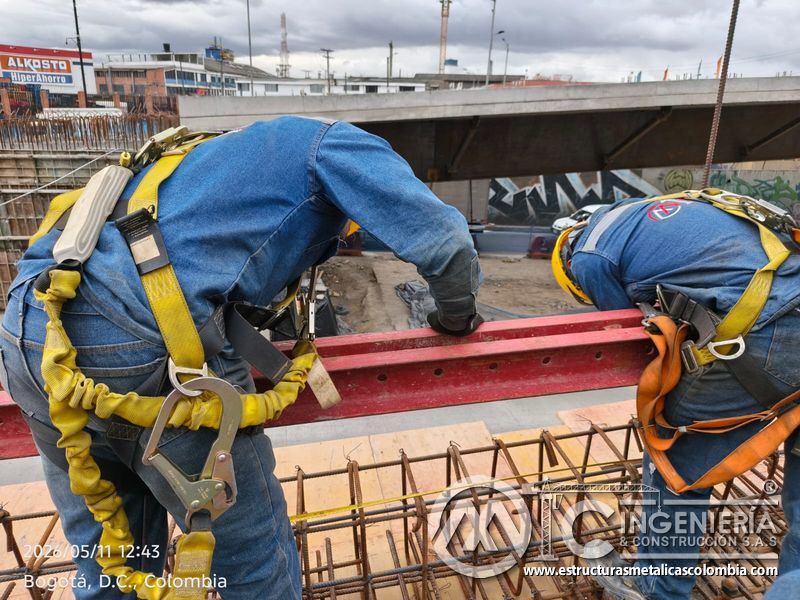 Observe tareas con arneses, formaleta y acero de refuerzo en el gran armado estructural del puente vial en Bogotá, Colombia. Montajes, Ingeniería y Construcción. MIC SAS.