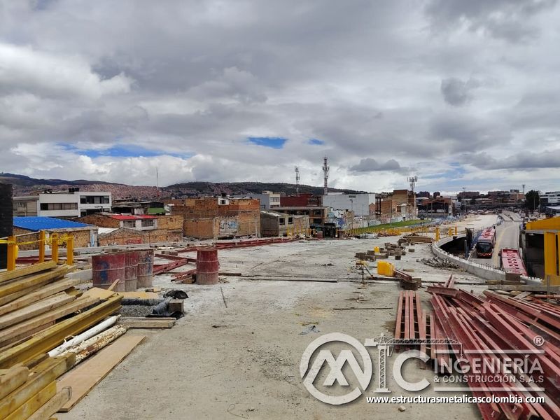 Reconozca la escala del tablero en obra entre formaletas, materiales y accesos urbanos en cada detalle, en Bogotá, Colombia. Montajes, Ingeniería y Construcción. MIC SAS.