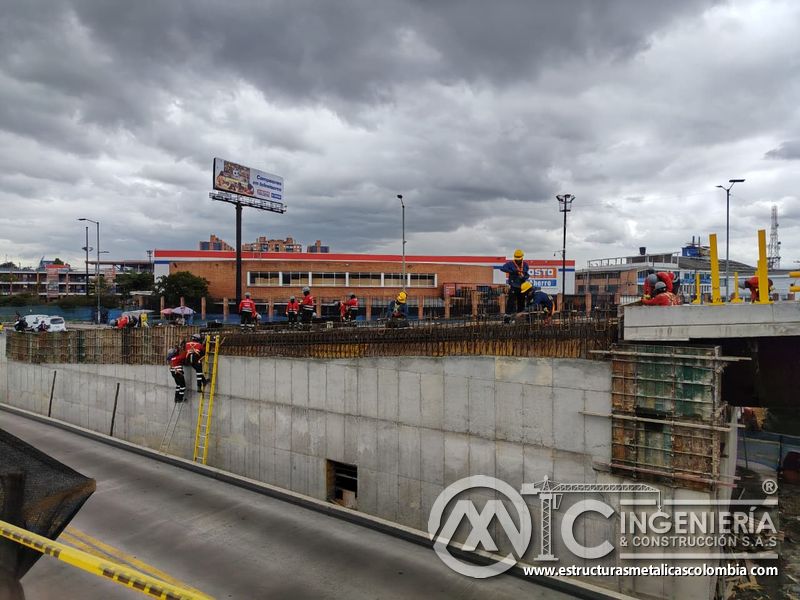Contemple el avance conjunto de muros, refuerzo y cuadrillas sobre la estructura vial con buen control, en Bogotá, Colombia. Montajes, Ingeniería y Construcción. MIC SAS.