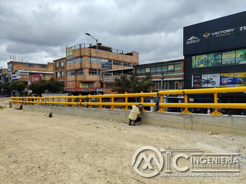 Aprecie el avance de la baranda tubular continua con anclajes fijos sobre los muretes del puente urbano en Bogotá, Colombia. Montajes, Ingeniería y Construcción. MIC SAS.