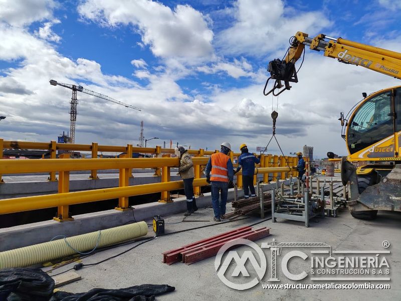 Controle la carga elevada con eslingas equilibradas y personal ubicado fuera del radio de la maquinaria en Bogotá, Colombia. Montajes, Ingeniería y Construcción. MIC SAS.