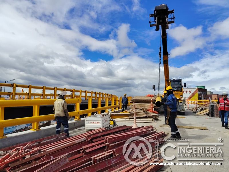 Guíe el tubo suspendido por cadena con personal visible y espacio suficiente alrededor del equipo móvil en Bogotá, Colombia. Montajes, Ingeniería y Construcción. MIC SAS.