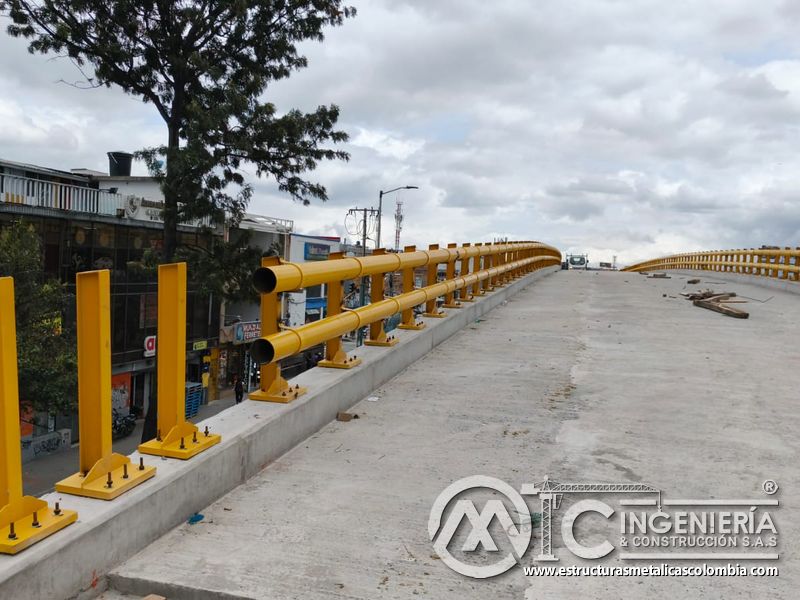 Observe la configuración ascendente de tubo y postes preparada para completar la seguridad del viaducto en Bogotá, Colombia. Montajes, Ingeniería y Construcción. MIC SAS.