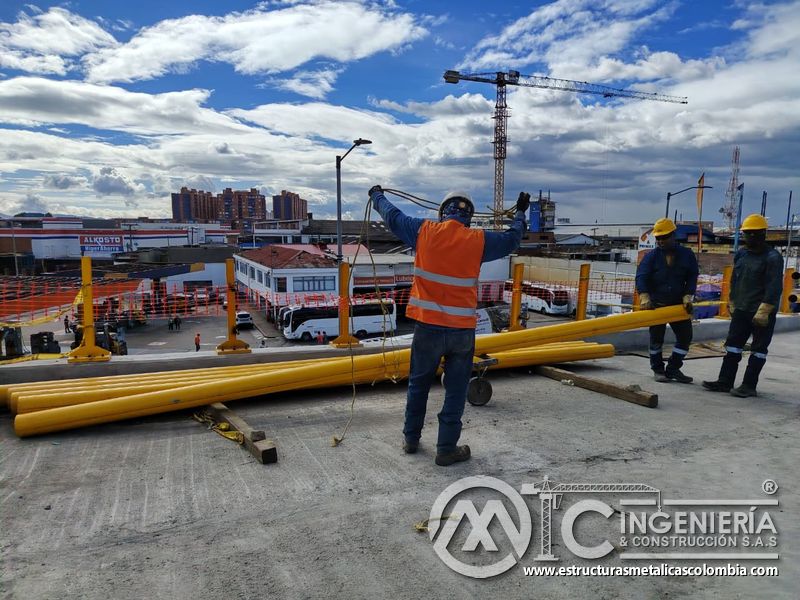 Interprete las señales del supervisor antes de mover tubos, cuerdas y carros dentro del tablero elevado en Bogotá, Colombia. Montajes, Ingeniería y Construcción. MIC SAS.