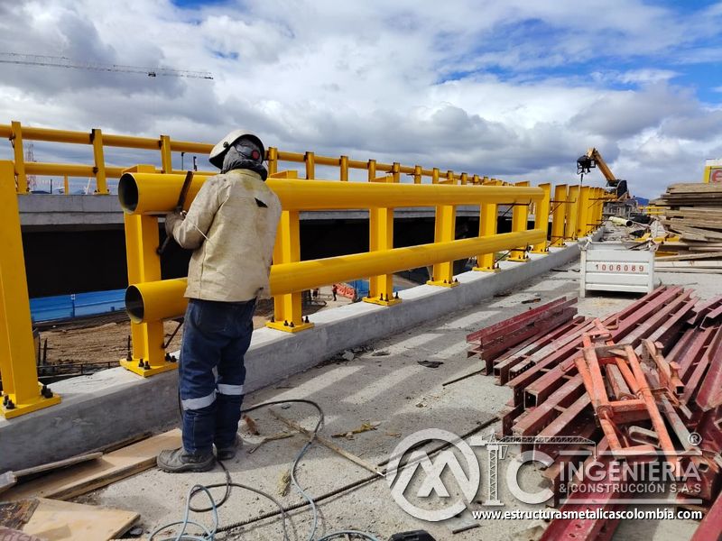 Consolide uniones entre tubos y postes amarillos mediante soldadura aplicada directamente en la defensa en Bogotá, Colombia. Montajes, Ingeniería y Construcción. MIC SAS.